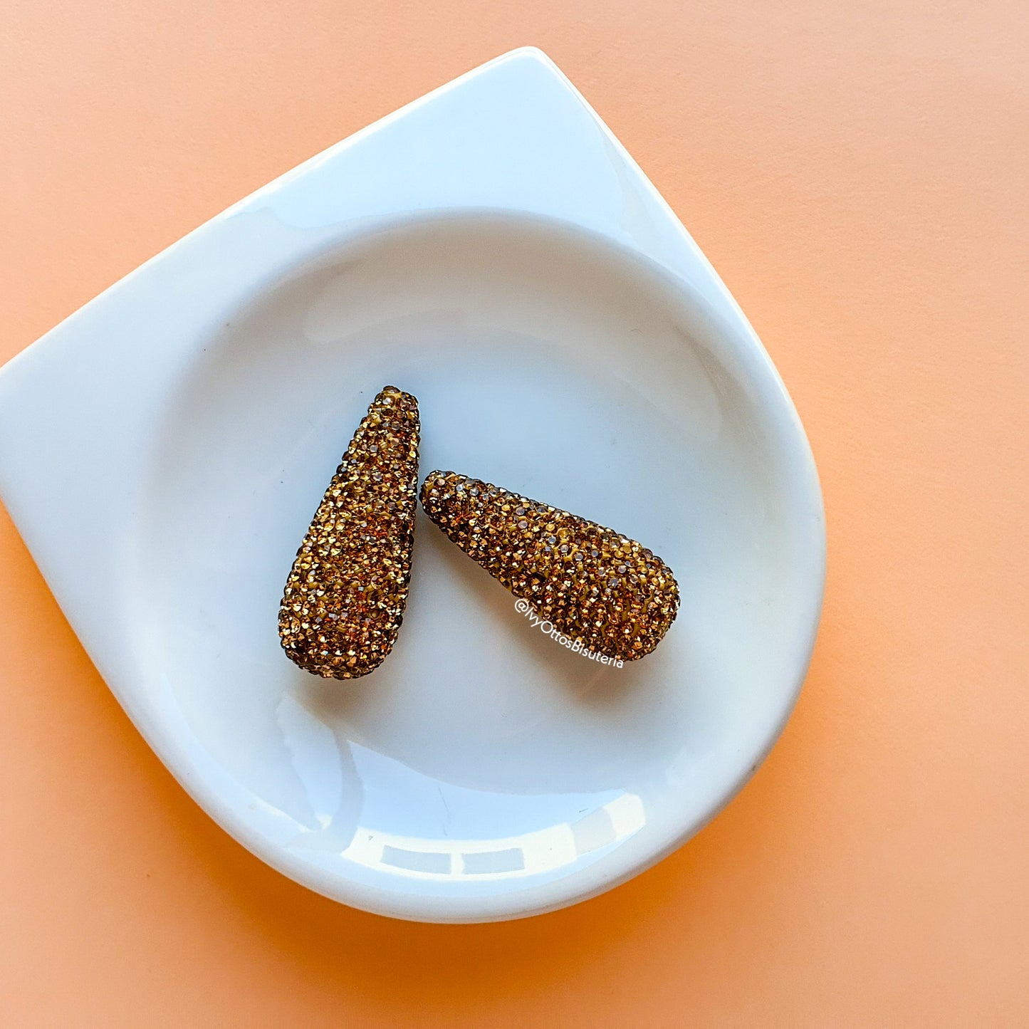 Espinela: Gota alargada dorada 33x19mm