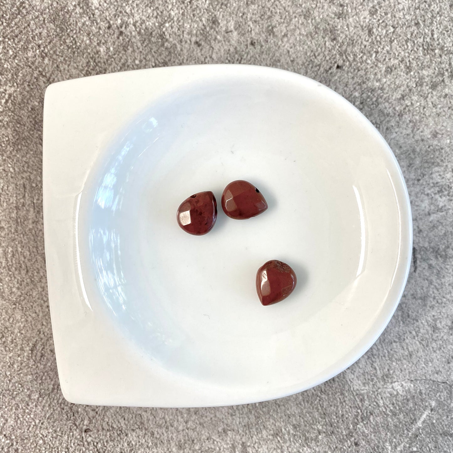 Piedras naturales: Gota facetada de jasper rojo 8mm